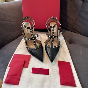 🖤 Valentino Rockstud